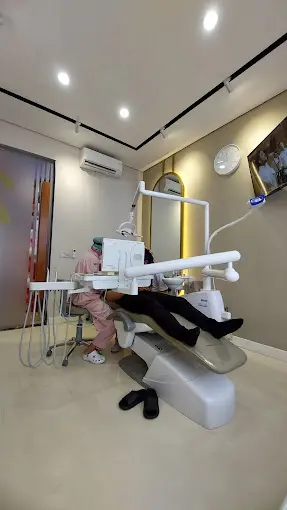 Foto dokter sedang tindakan